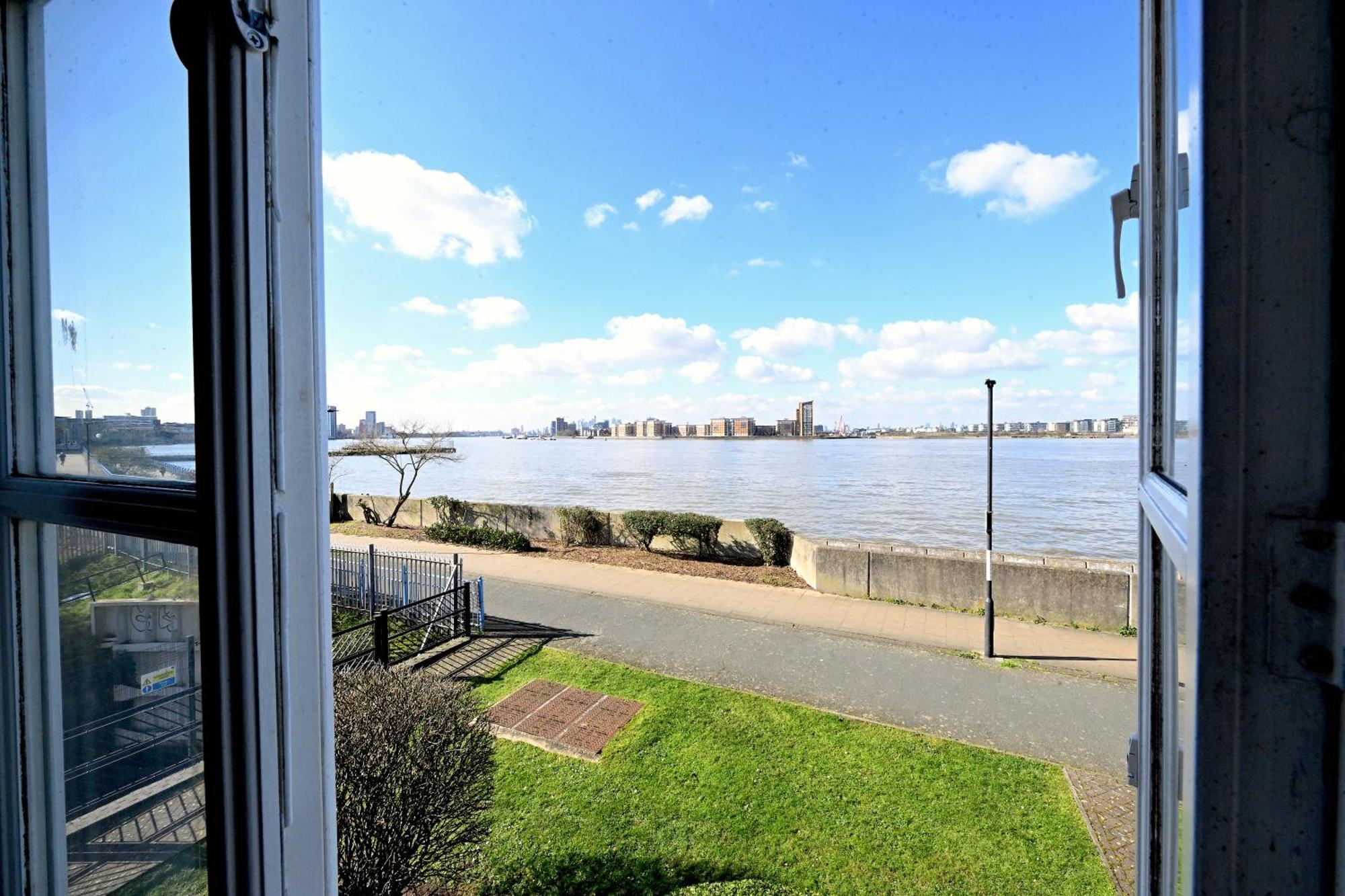 Unique 2-bedroom With River Views! Apartment