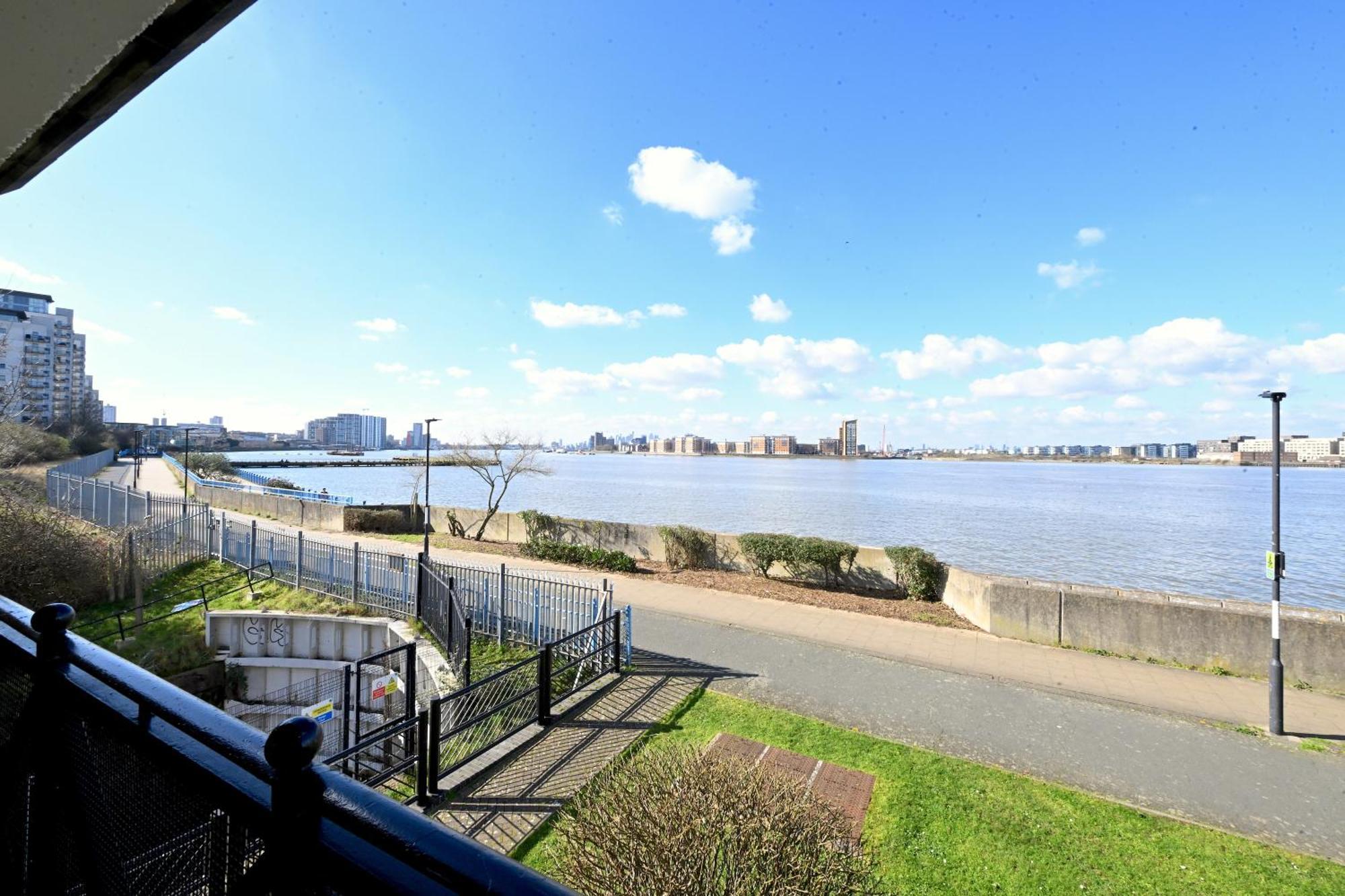 Unique 2-bedroom With River Views! Apartment *