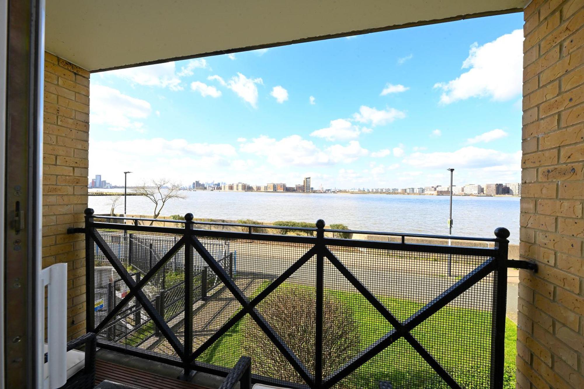 Unique 2-bedroom With River Views! Apartment *