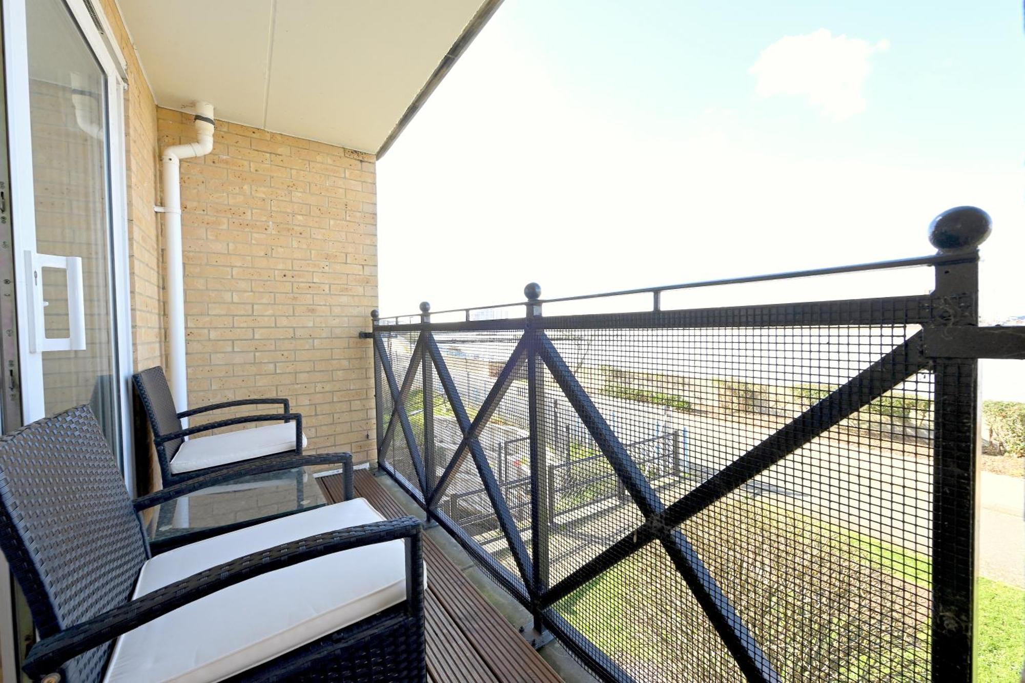Apartment Unique 2-bedroom With River Views! London